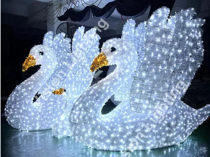 Cisne iluminado em parque de diversões e jardim