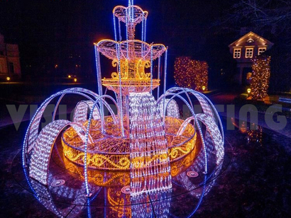 Fonte iluminada no jardim