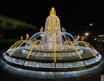 Fonte iluminada no jardim