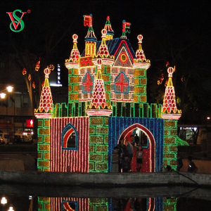 Decoração com motivos para o dia das bruxas ao ar livre Grande castelo torre escultura com motivos luzes