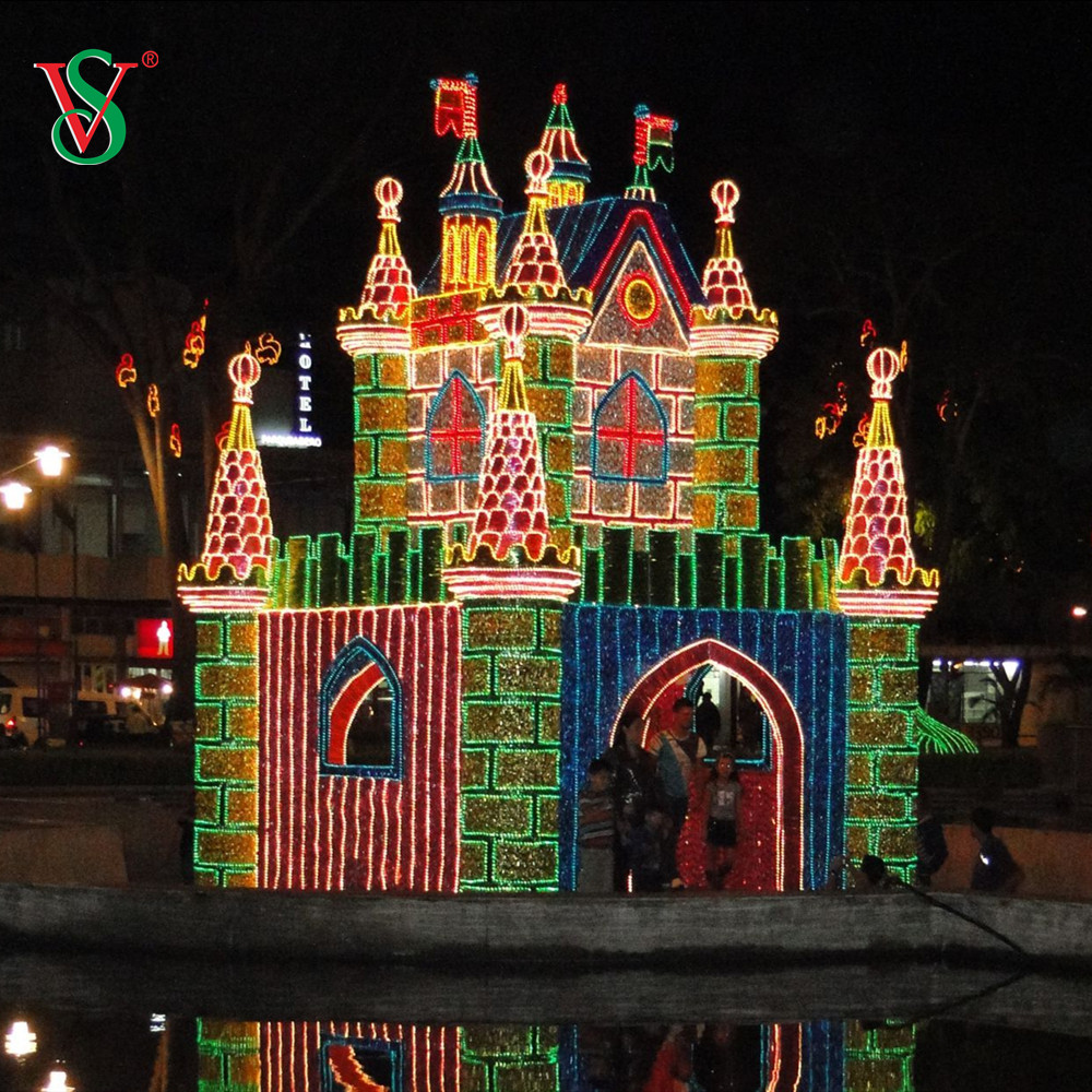 Decoração com motivos para o dia das bruxas ao ar livre Grande castelo torre escultura com motivos luzes