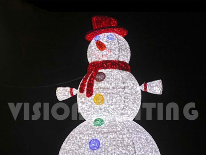 O enorme boneco de neve fica na rua