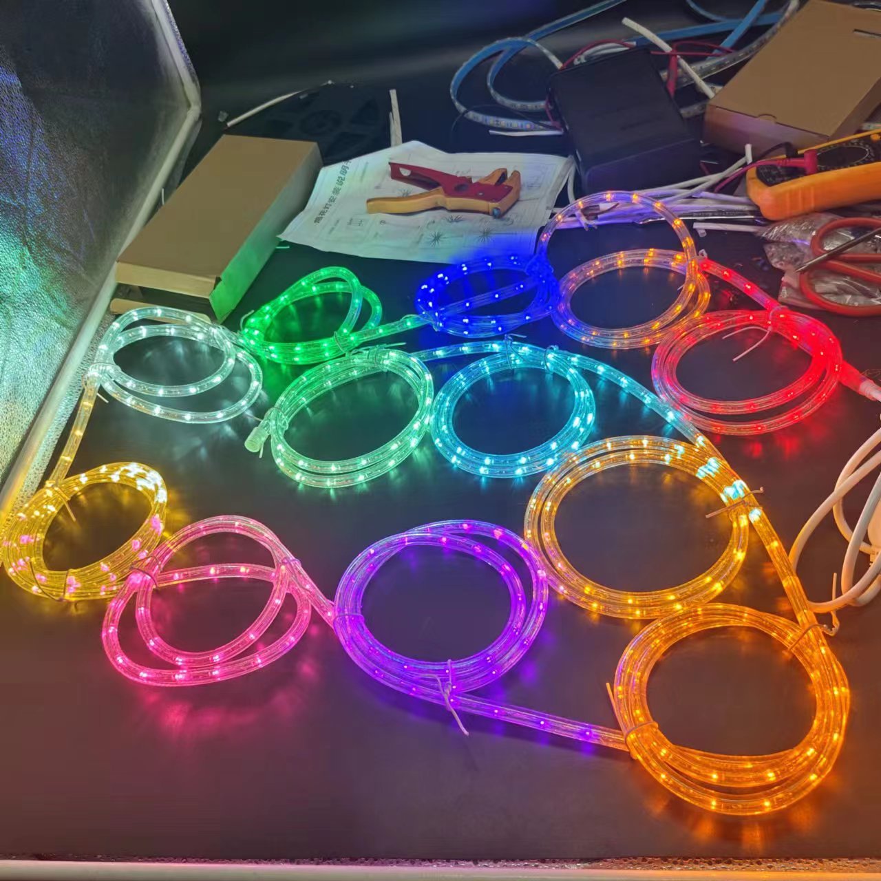 Decoração de férias Rodada Rompa RGB 100m LED FLEX ROPE TRILHA DE TRILHA PARA ASSLIGUE