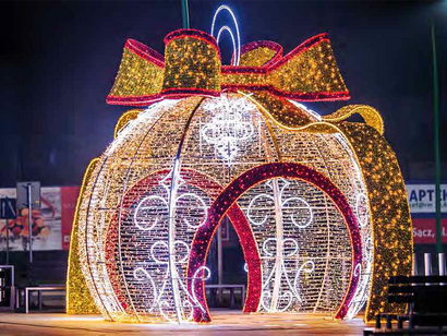Bola de arco gigante na rua
