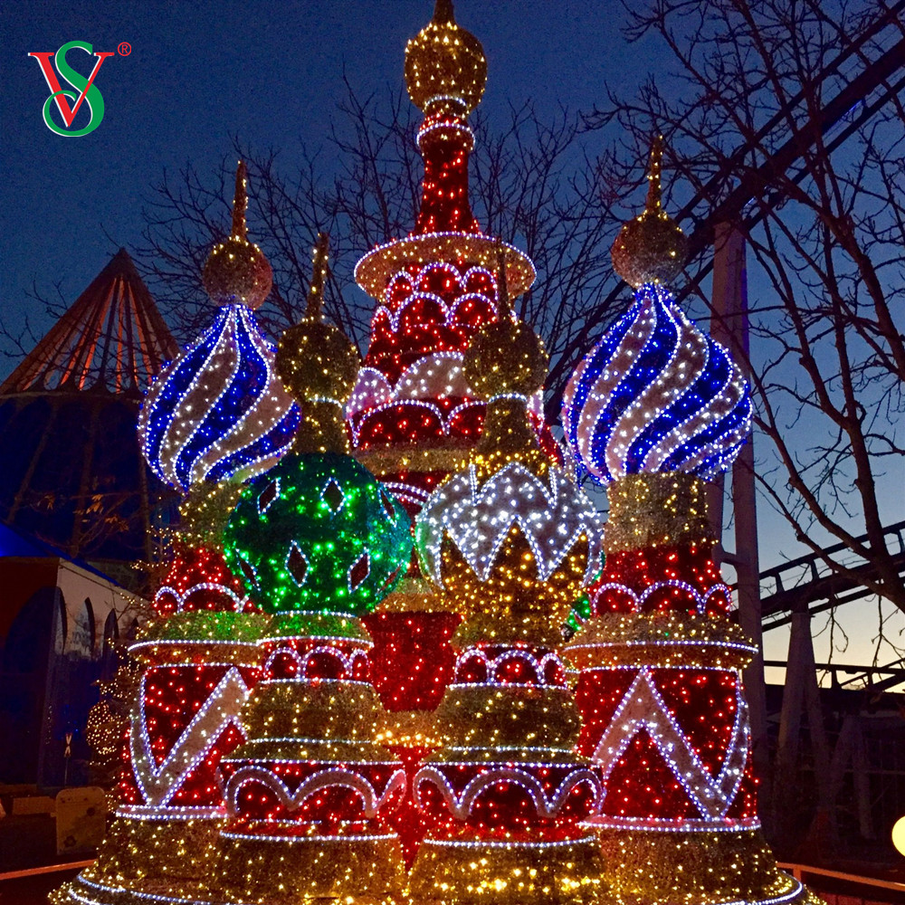 Decoração com motivos para o dia das bruxas ao ar livre Grande castelo torre escultura com motivos luzes