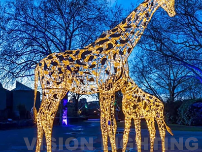 Girafa iluminada no parque de diversões